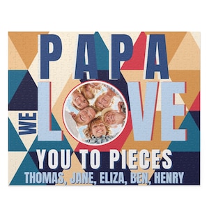 Może przedstawiać: Kolorowa układanka z puzzli z fotografią rodziny w k&oacute;łku wok&oacute;ł sł&oacute;w "We Love You To Pieces". Układanka zawiera r&oacute;wnież tekst "Papa" i imiona "Thomas, Jane, Eliza, Ben, Henry".