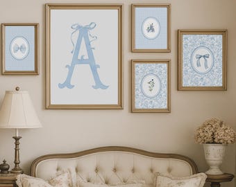Set di stampe stampabili in tela a quadretti blu Cottagecore, monogramma per bambina con fiocco, stampa iniziale personalizzata per bambina, monogramma per baby shower