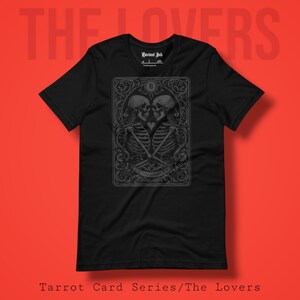 Chemise carte Tarrot / Les amoureux / Palentines / Chemise alternative pour la Saint-Valentin / T-shirt unisexe premium noir / Art graphique lithographie occultant