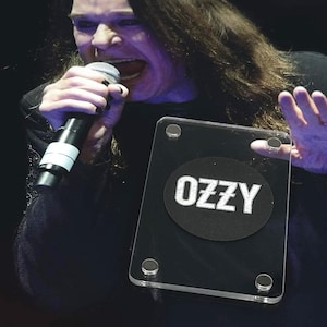 Confettis du concert d&#39;adieu d&#39;Ozzy Osbourne · Souvenirs authentiques d&#39;occasion sur scène · Souvenir du concert de la finale du Black Sabbath · Cadeau de collectionneur de pierres