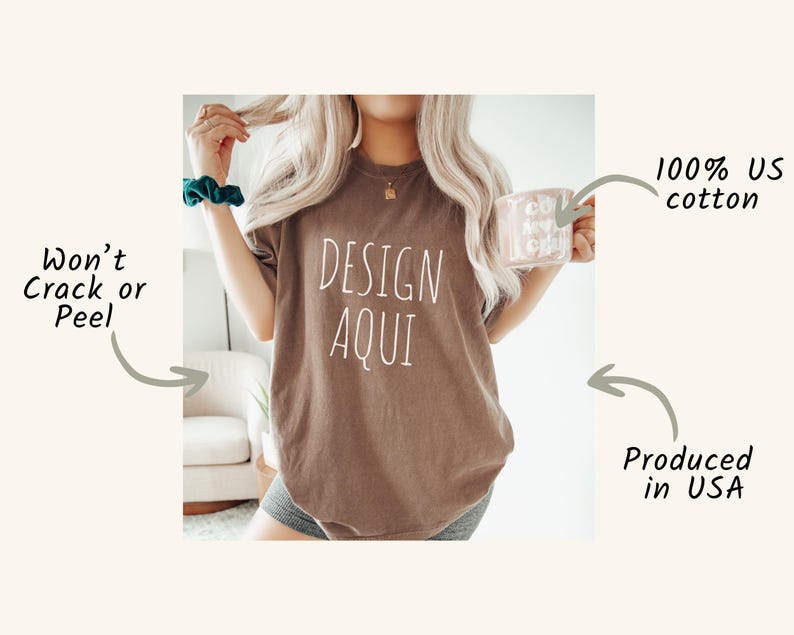 Pu&ograve; includere: Una maglietta marrone con la scritta "DESIGN AQUI" in bianco. La maglietta &egrave; realizzata in 100% cotone americano ed &egrave; prodotta negli Stati Uniti. L'immagine indica anche che il design non si crepa o si sfalda.