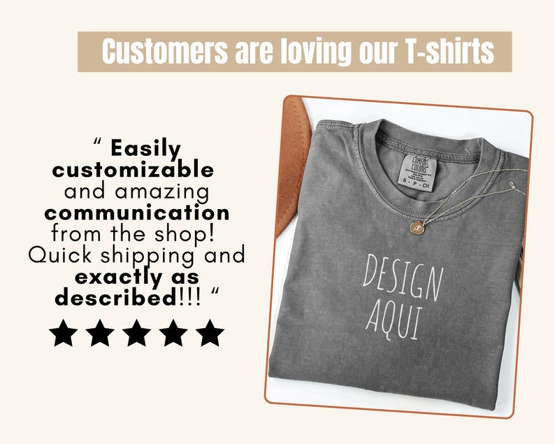 Pu&ograve; includere: Una maglietta grigia con le parole "DESIGN AQUI" stampate in bianco. La maglietta &egrave; esposta con una collana d'oro e una recensione del cliente che dice "Facilmente personalizzabile e comunicazione fantastica dal negozio!"