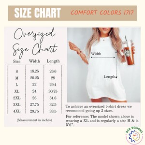 Pu&ograve; includere: Abito a maglietta bianco oversize con tabella taglie. La tabella elenca le taglie dalla S alla 4XL, con misure in pollici. Il testo recita "Comfort Colors 1717". La modella indossa una XL ed &egrave; alta 167.6 cm.