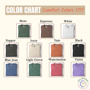 Pu&ograve; includere: Tabella colori che mostra t-shirt Comfort Colors 1717 in varie tonalit&agrave;. I colori includono Moss, Espresso, White, Pepper, Ivory, Yam, Black, Blue Jean, Light Green, Watermelon e Violet. L'immagine include il testo "COLOR CHART Comfort Colors 1717".