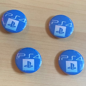 Pode incluir: Quatro botões redondos azuis com o logotipo do PlayStation e o texto "PS4" em branco.