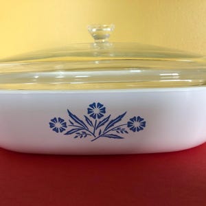 CORNING CORNFLOWER CASSEROLE - niets is meer uit de jaren 70 dan Blue Cornflower Corning!