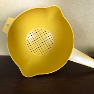 VINTAGE TUPPERWARE COLANDER - nothing is better in the kitchen than Tupperware!