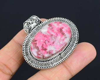 Ciondolo in tulite rosa naturale: gioiello in argento sterling fatto a mano con pietre preziose