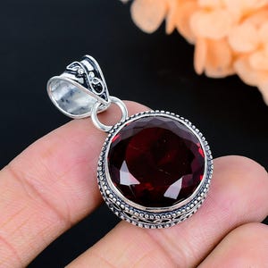 Roter Granat Anhänger: Handgemachter Edelstein Schmuck aus 925 Sterling Silber