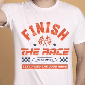Pode incluir: Camiseta branca com a frase laranja "FINISH THE RACE". O design inclui bandeiras quadriculadas cruzadas, estrelas azuis e o texto "ATOS 20:24" e "TESTIFYING THE GOOD NEWS".