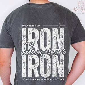 Hierro con hierro se afila, Proverbios 27, Diseños de camisetas cristianas para hombre, Escrituras sublimadas SVG