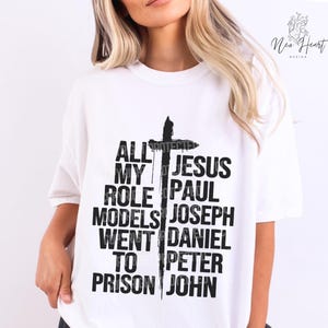 Puede incluir: Un juego de tres tazas de cerámica con un esmalte moteado de color crema. Cada taza presenta un diseño floral pintado a mano en tonos azules, verdes y amarillos. Las tazas tienen una forma simple y redondeada y un asa.