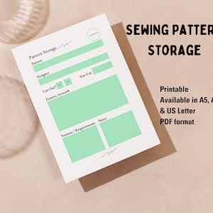 Op de afbeelding: Printbare naai-patroonopslagkaart met secties voor patroondetails, ontwerper, maat gesneden, uitsnijden, patroonillustratie, benodigdheden, vereisten en notities. Verkrijgbaar in A5, A4 en US Letter PDF-formaat.