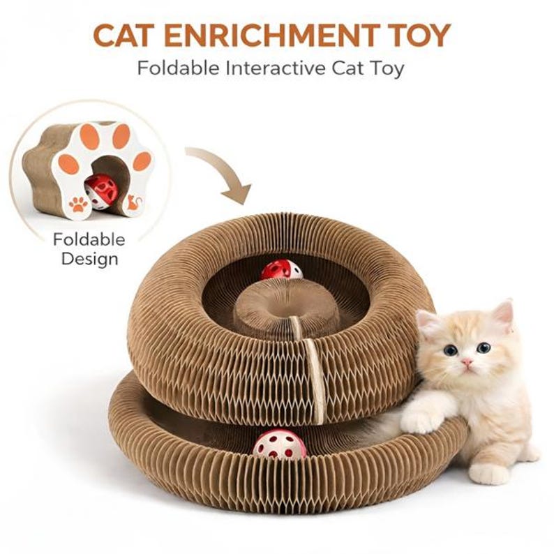Op de afbeelding: Een kattenverrijking speelgoed van golfkarton met een tweelaags, donutvormig ontwerp. Het speelgoed bevat een rood-witte bal en een kat. De tekst "CAT ENRICHMENT TOY" en "Foldable Interactive Cat Toy" zijn zichtbaar.