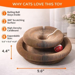 Op de afbeelding: Een bruin kartonnen kattenspeeltje met een rollende bal. Het speelgoed is 24,4 cm x 24,4 cm x 11,2 cm groot en heeft een 360&deg; kraboppervlak. De tekst "WHY CATS LOVE THIS TOY" staat bovenaan.