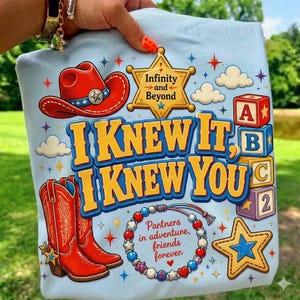 Pu&ograve; includere: Una t-shirt azzurro chiaro con un cappello da cowboy rosso, una stella da sceriffo gialla con il testo Infinity and Beyond e la scritta I KNEW IT, I KNEW YOU. Include blocchi dell'alfabeto, un braccialetto di perline con testo e una stella.