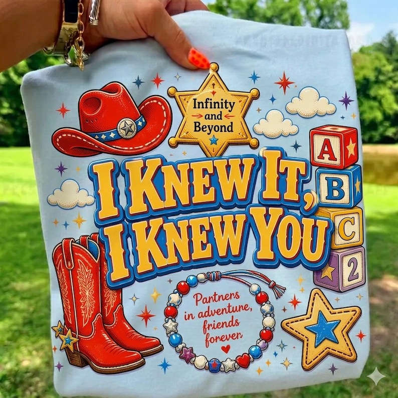 Pu&ograve; includere: Una t-shirt azzurro chiaro con un cappello da cowboy rosso, una stella da sceriffo gialla con il testo Infinity and Beyond e la scritta I KNEW IT, I KNEW YOU. Include blocchi dell'alfabeto, un braccialetto di perline con testo e una stella.