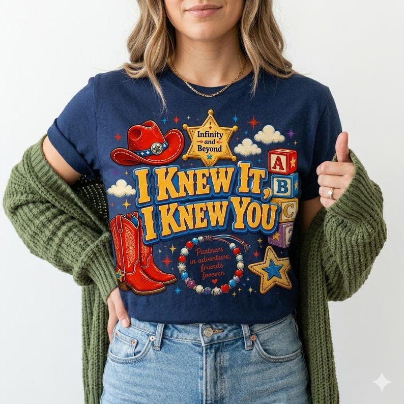 Pu&ograve; includere: Una t-shirt blu navy con una grafica raffigurante un cappello da cowboy rosso, una stella da sceriffo gialla con la scritta Infinity and Beyond, stivali rossi, cubi dell'alfabeto e un braccialetto con il testo Partners in adventure, friends forever.