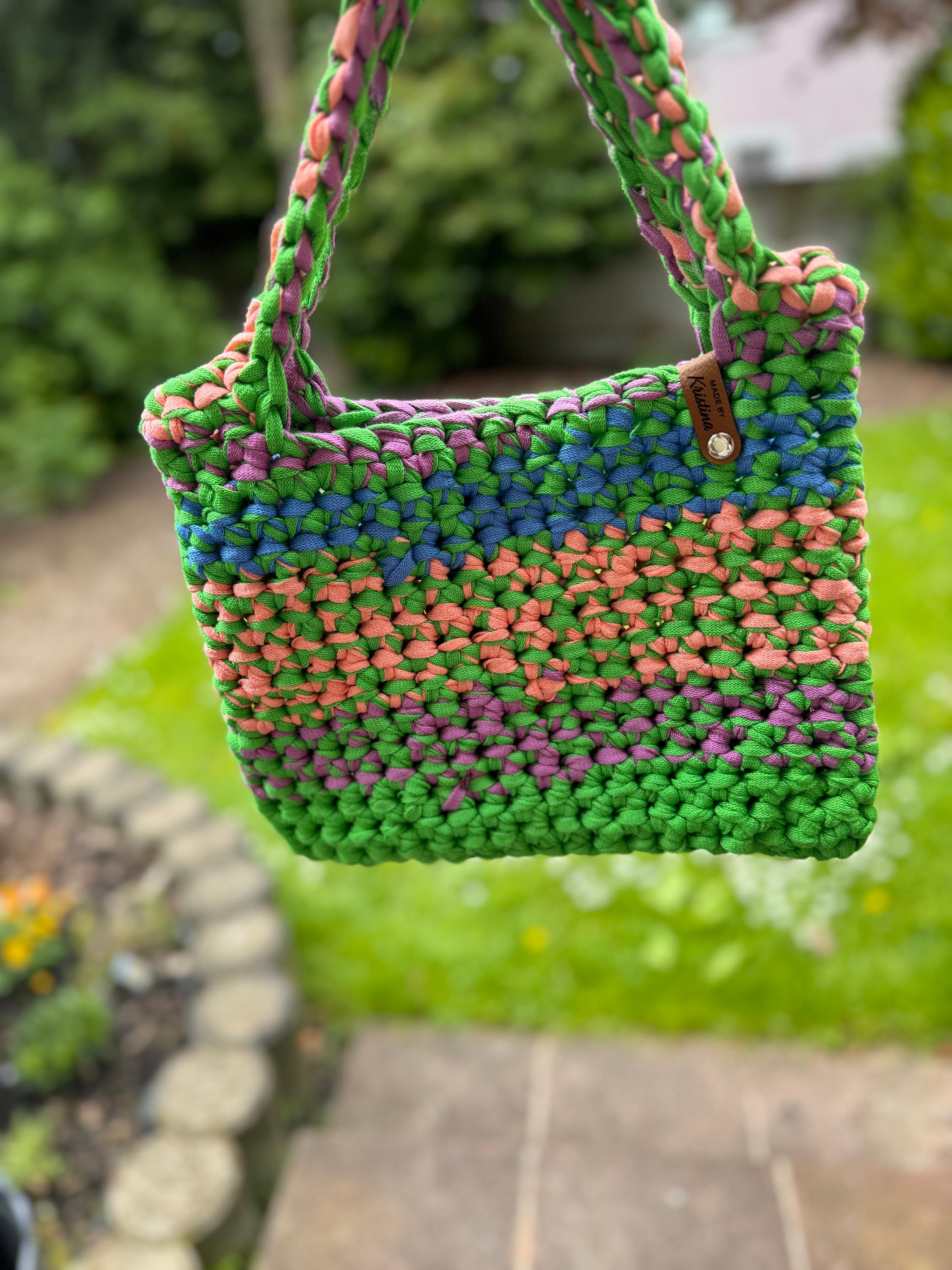 カラフルなかぎ針編みのバッグ、30 x 25 cm、ボヘミアンスタイルの 