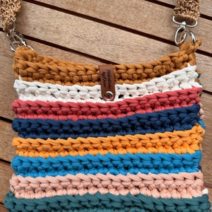 Sac à bandoulière crocheté à partir de fil ruban, sac parfait pour un usage quotidien, sac de festival, sac à bandoulière rayé, petit sac crocheté
