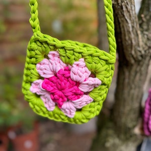 Vintage Style gehäkelte Umhängetasche, gehäkelte Oma Quadrat Tasche, Mini Bag in grün mit Blume, Häkeltasche, Geschenk Weihnachtsidee