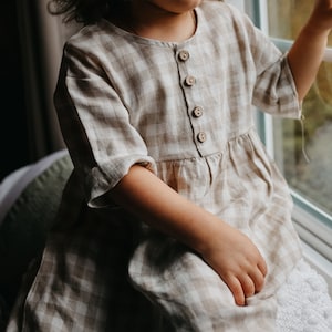 Robe en lin naturel pour bébé et tout-petit, longue vintage pour enfants, robe de ferme à carreaux, boutons en bois, manches 3/4, robe d'été pour baptême