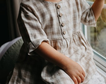 Robe en lin naturel pour bébé et tout-petit faite main, longue robe vintage pour enfants, robe rétro, robe de ferme à carreaux à l'ancienne, boutons en bois, manches 3/4