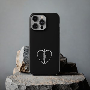 Peut inclure: Coque de t&eacute;l&eacute;phone noire avec un motif de c&oelig;ur et de fl&egrave;che blanc. Le texte "philia's arrow" est &agrave; l'int&eacute;rieur du c&oelig;ur.