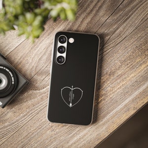 Peut inclure: Coque de t&eacute;l&eacute;phone noire avec un motif de c&oelig;ur et de fl&egrave;che blanc. Le texte &agrave; l'int&eacute;rieur du c&oelig;ur est "happily ever after".