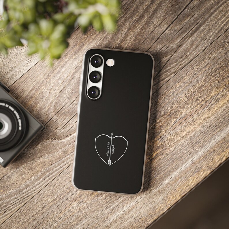 Peut inclure: Coque de t&eacute;l&eacute;phone noire avec un motif de c&oelig;ur et de fl&egrave;che blanc. Le texte &agrave; l'int&eacute;rieur du c&oelig;ur est "happily ever after".
