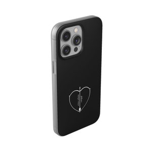 Peut inclure: Coque de t&eacute;l&eacute;phone noire avec un pare-chocs transparent et un contour blanc d'un c&oelig;ur avec une fl&egrave;che qui le traverse. Le texte "follow your arrow" est &agrave; l'int&eacute;rieur du c&oelig;ur.