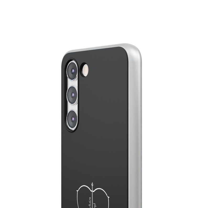Peut inclure: Une coque de t&eacute;l&eacute;phone noire avec une bordure argent&eacute;e. La coque est dot&eacute;e d'un triple objectif d'appareil photo et d'un symbole du zodiaque Sagittaire avec le texte "Sagittaire" imprim&eacute; en blanc.