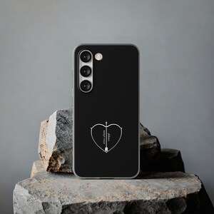 Peut inclure: Coque de t&eacute;l&eacute;phone noire avec un motif de c&oelig;ur blanc repr&eacute;sentant une fl&egrave;che et le texte "phidian" et "within a chain".