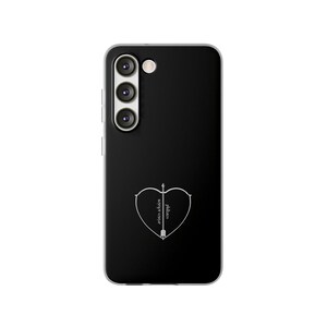 Peut inclure: Coque de t&eacute;l&eacute;phone noire avec un contour blanc d'une fl&egrave;che per&ccedil;ant un c&oelig;ur. Le texte "philanthro-" et "pretty wicked" est &eacute;crit de chaque c&ocirc;t&eacute; de la fl&egrave;che.