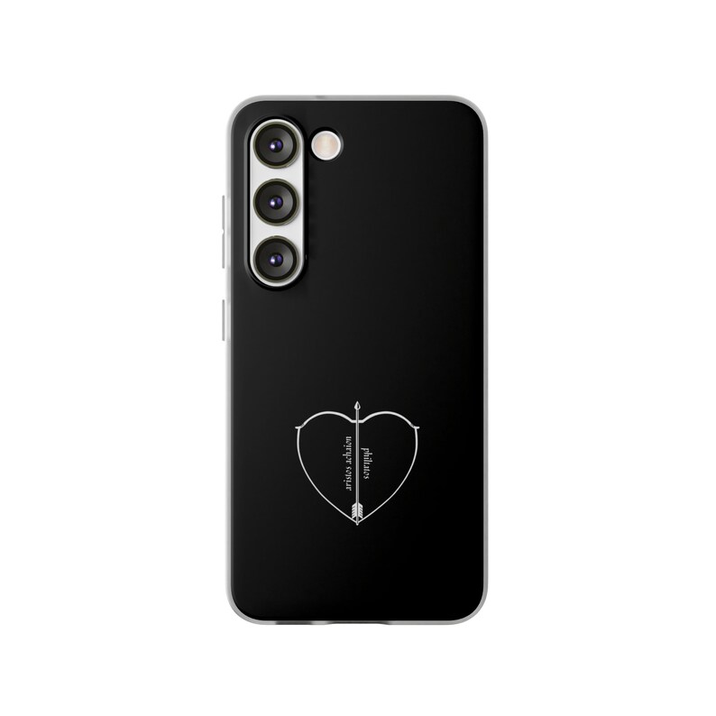 Peut inclure: Coque de t&eacute;l&eacute;phone noire avec un contour blanc d'une fl&egrave;che per&ccedil;ant un c&oelig;ur. Le texte "philanthro-" et "pretty wicked" est &eacute;crit de chaque c&ocirc;t&eacute; de la fl&egrave;che.