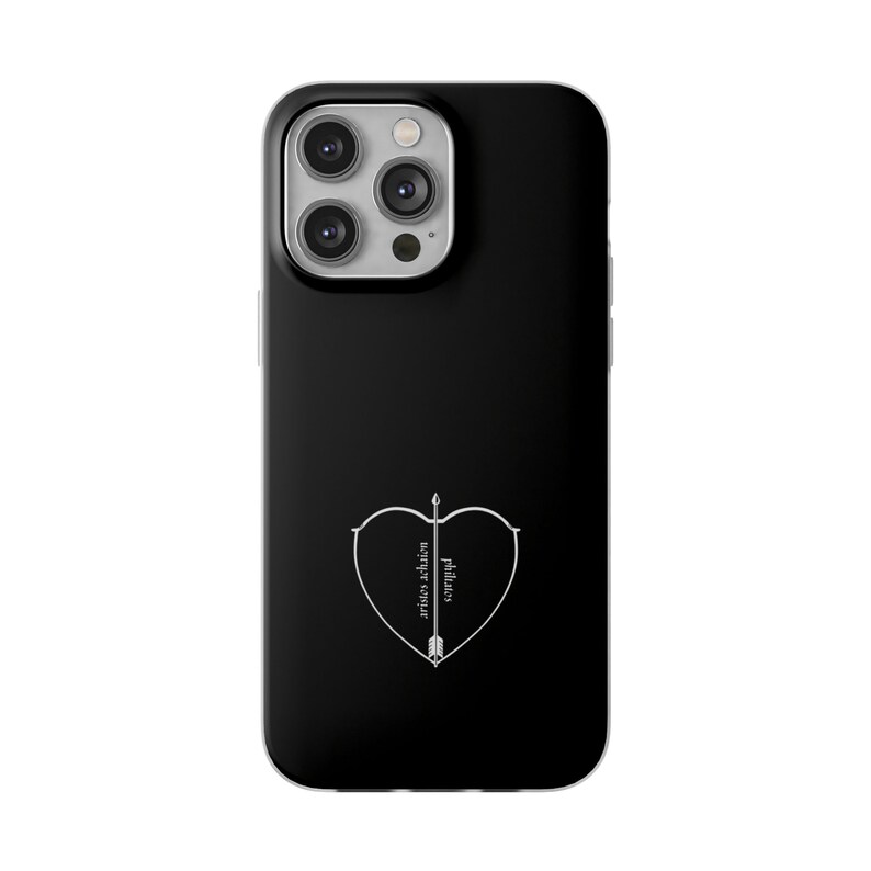 Peut inclure: Coque de t&eacute;l&eacute;phone noire avec un contour blanc d'une fl&egrave;che per&ccedil;ant un c&oelig;ur. Le texte "philotes" et "aristos achilos" est &eacute;crit &agrave; l'int&eacute;rieur du c&oelig;ur.