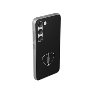 Peut inclure: Coque de t&eacute;l&eacute;phone noire avec un dos transparent et un contour blanc d'un c&oelig;ur avec une fl&egrave;che qui le traverse. Le texte "always trust your gut" est &eacute;crit &agrave; l'int&eacute;rieur du c&oelig;ur.