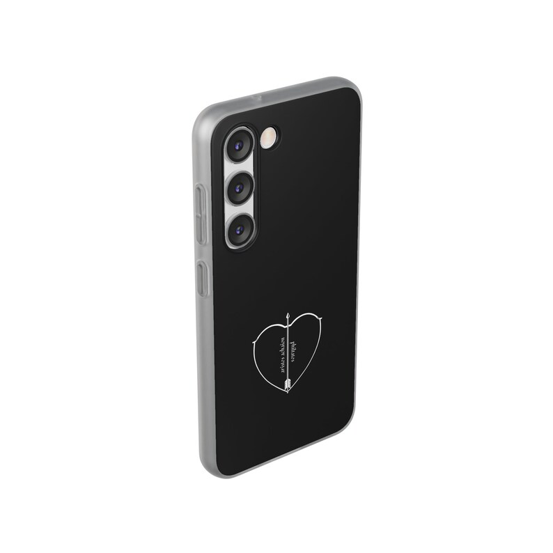 Peut inclure: Coque de t&eacute;l&eacute;phone noire avec un dos transparent et un contour blanc d'un c&oelig;ur avec une fl&egrave;che qui le traverse. Le texte "always trust your gut" est &eacute;crit &agrave; l'int&eacute;rieur du c&oelig;ur.