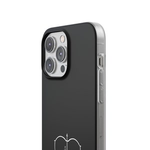 Peut inclure: Coque de t&eacute;l&eacute;phone noire avec une couche ext&eacute;rieure transparente et protectrice. La coque pr&eacute;sente un contour blanc du symbole du zodiaque Sagittaire avec une fl&egrave;che.