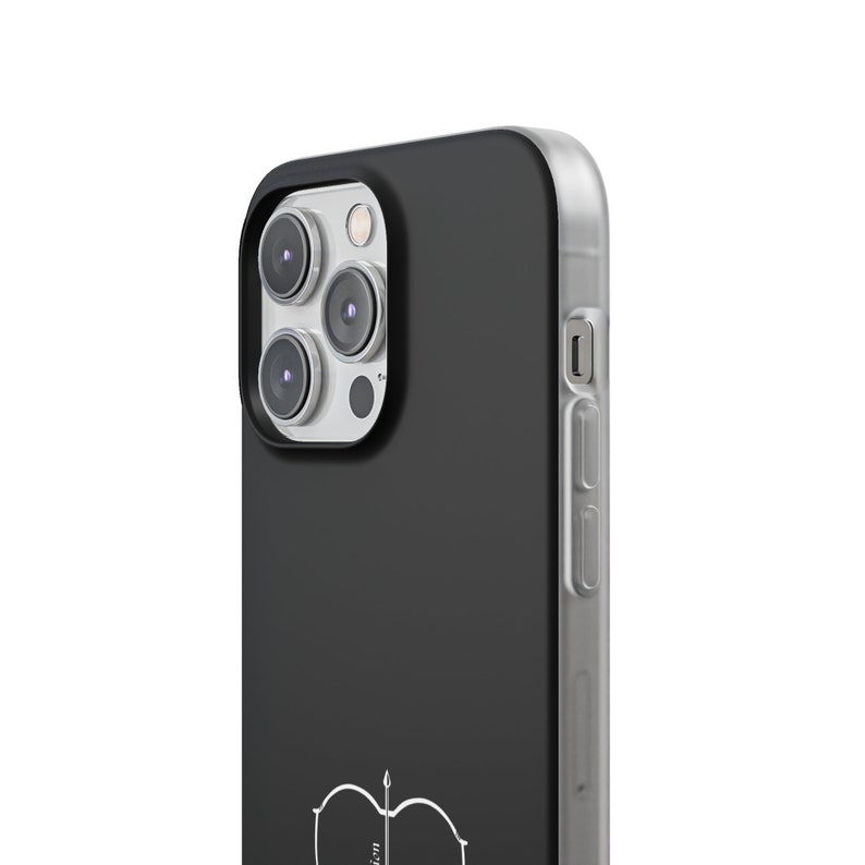 Peut inclure: Coque de t&eacute;l&eacute;phone noire avec une couche ext&eacute;rieure transparente et protectrice. La coque pr&eacute;sente un contour blanc du symbole du zodiaque Sagittaire avec une fl&egrave;che.