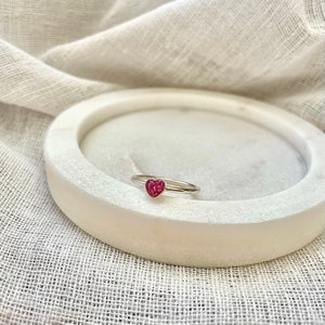 Peut inclure: Une bague en argent avec une pierre en forme de c&oelig;ur rose.