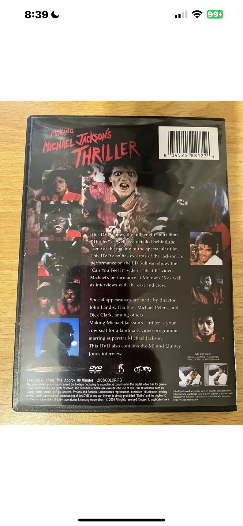 Puede incluir: La contraportada de un DVD con Michael Jackson's Thriller. La portada es negra con texto rojo y tiene un c&oacute;digo de barras. El DVD incluye el cortometraje completo "Thriller", as&iacute; como im&aacute;genes detr&aacute;s de escena, extractos de la actuaci&oacute;n de los Jackson 5 en el programa de Ed Sullivan, y entrevistas con el reparto y el equipo.