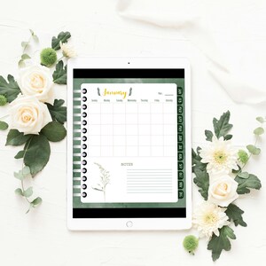 Puede incluir: Un planificador digital en una tableta, con un diseño de calendario de enero con un fondo verde acuarela. La tableta está rodeada de rosas blancas, follaje verde y un fondo blanco.