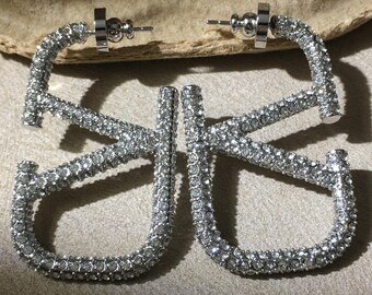 Pendientes vintage Valentino de doble letra con incrustaciones de diamantes de imitación en tono plateado.