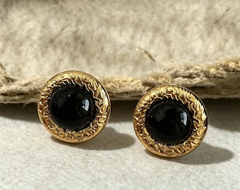 Pendientes de botón redondos de ónix negro con textura dorada vintage, pendientes de gema abovedada de estilo retro.