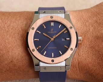 Montre automatique pour homme Hublot bicolore avec lunette en or rose, cadran bleu profond, bracelet en caoutchouc bleu