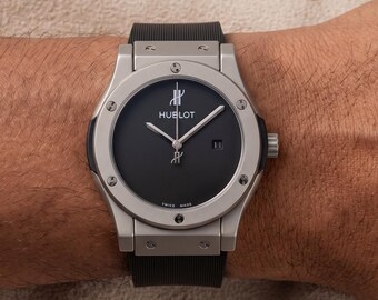Montre automatique pour homme Hublot entièrement en titane, cadran noir, fenêtre de date, bracelet en caoutchouc noir