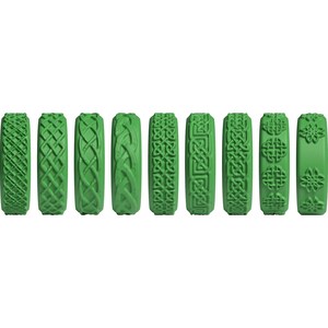 Puede incluir: Nueve anillos verdes dispuestos en una fila horizontal, cada uno con un patr&oacute;n en relieve distinto. Los dise&ntilde;os incluyen varios nudos celtas intrincados, trenzados entrelazados, rejillas geom&eacute;tricas y motivos florales repetidos.
