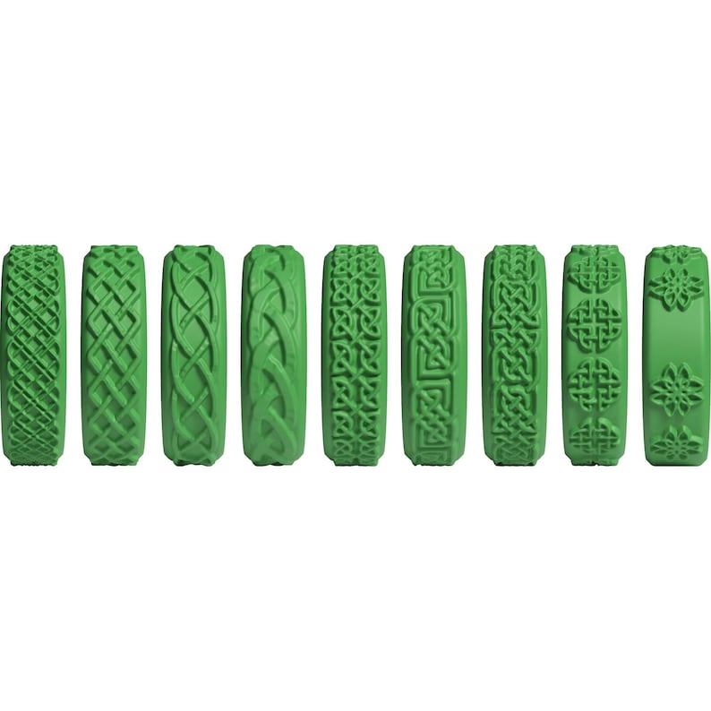 Puede incluir: Nueve anillos verdes dispuestos en una fila horizontal, cada uno con un patr&oacute;n en relieve distinto. Los dise&ntilde;os incluyen varios nudos celtas intrincados, trenzados entrelazados, rejillas geom&eacute;tricas y motivos florales repetidos.