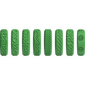 Puede incluir: Ocho anillos verdes dispuestos en una fila horizontal, cada uno con un patr&oacute;n de relieve distintivo. Los dise&ntilde;os incluyen varios intrincados nudos celtas, texturas trenzadas y motivos geom&eacute;tricos repetitivos grabados en la superficie.